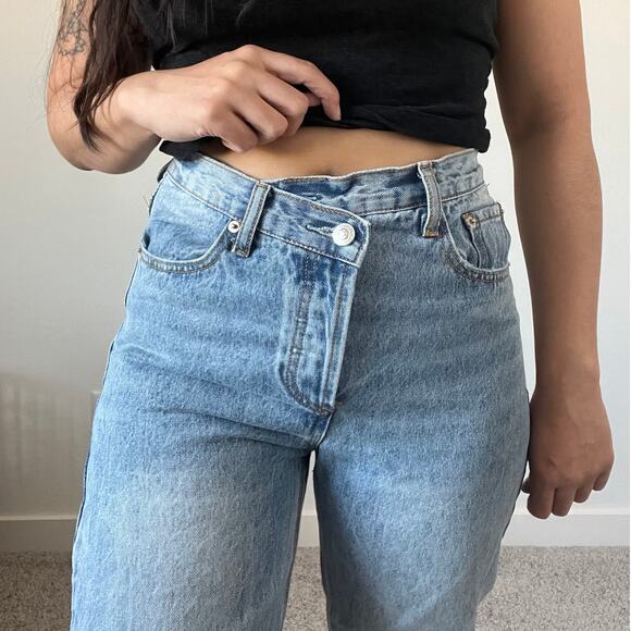 Princess Polly Asymmetrical button front straight leg jeans light wash - Picture 14 of 15